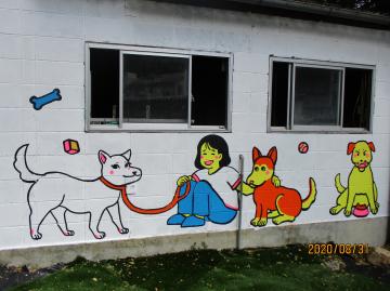 訓練会場（ZOOねるパーク）犬舎の壁の絵の写真