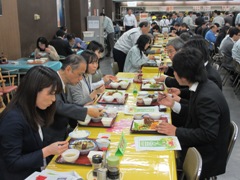 試食する大森市長ら