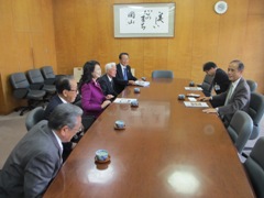 岡山市社会福祉協議会会長らの来訪の様子