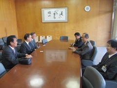 岡山再生資源事業組合理事長、副理事長の来訪の様子