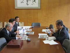 岡山県医師会会長らの来訪の様子