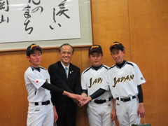 日本小学生国際親善ソフトボール団 のメンバーに選ばれた 岡山少年ソフトボールクラブ 団員の来訪 岡山市