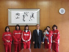 第18回全日本女子アイスホッケー選手権大会出場チーム「岡山レディース」の来訪の様子