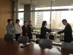 岡山市連合婦人会から心豊かな岡山っ子応援団への寄付贈呈式の様子