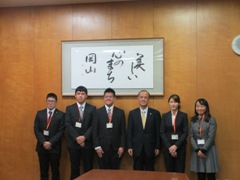 2014年岡山市新成人の集い（成人式）実行委員の来訪の様子