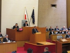 平成27年2月定例岡山市議会が開会し、大森雅夫岡山市長が提出している様子