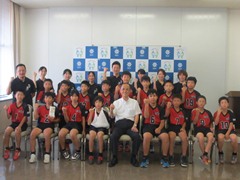 「第25回全日本ドッジボール選手権全国大会」に出場する「中央ドッジボールクラブ」の選手・関係者の表敬