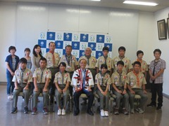  第23回世界ジャンボリーに参加した日本ボーイスカウト岡山連盟第一地区の指導者・団員の表敬