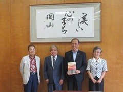 操五会員 代表 中昌直氏,高垣章二氏,小坂妙子氏からの「そのとき10歳のわたしは戦争体験記」贈呈式