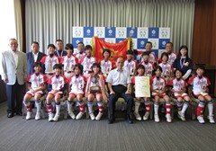 「第30回全日本小学生女子ソフトボール大会」で優勝した岡山リトルエンゼルス　来訪の様子