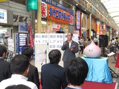 ももてなしプロジェクト記念式典で挨拶する大森雅夫岡山市長