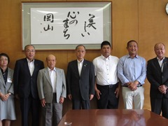 岡山青果食品商業協同組合の方と並ぶ大森雅夫岡山市長