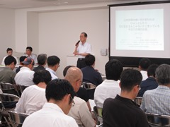 県庁通りまちづくりセミナーで挨拶する大森雅夫岡山市長