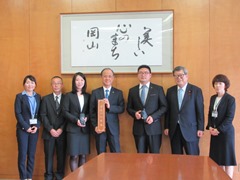 技術研修生と並ぶ大森雅夫岡山市長