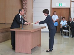 表彰を行う大森雅夫岡山市長