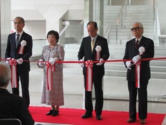 テープカットを行う大森雅夫岡山市長