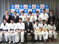 第14回全日本少年少女空手道選手権大会に出場する選手・関係者　来訪の様子