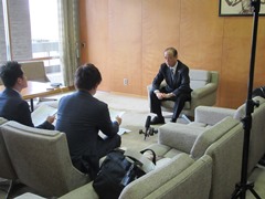 政府広報誌「We Are Tomodachi」　首長インタビュー　収録の様子