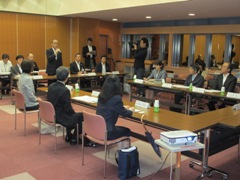 岡山市子ども医療費助成制度に関するあり方等に関する検討会の様子