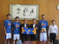 トライフープオカヤマ（男子3人制バスケットボールプロチーム）の選手及び関係者　来訪の様子