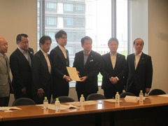 サッカー応援自治体連盟　国へ要望書提出の様子