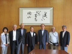 灘崎七区学区コミュニティハウス建設要望書提出の様子