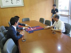 株式会社ファジアーノ岡山スポーツクラブ　北川真也取締役社長ほか2名　来訪の様子
