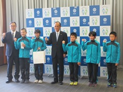 「第38回全国スポーツ少年剣道交流大会」に出場する吉備スポーツ少年団の選手・監督表敬の様子