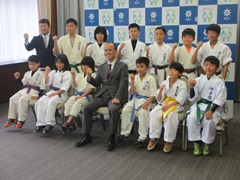 「第12回全日本少年少女空手道選手権大会」に出場する選手・関係者の表敬の様子