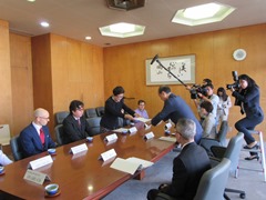 岡山市外国人市民会議第5期提言書　提出の様子