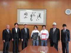 女子ソフトボール日本代表の選手及び関係者　来訪の様子
