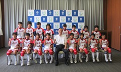 「第30回全日本小学生女子ソフトボール大会」に出場する岡山リトルエンゼルスの選手表敬の様子