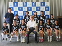 「第36回全日本バレーボール小学生大会」に出場する豊スポーツ少年団の選手来訪の様子