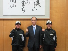  女子ソフトボールU14日本代表に選出された岡山エンゼルス2選手の表敬訪問の様子