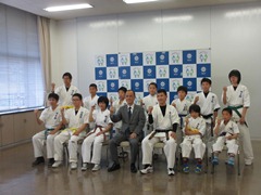 「第11回全日本少年少女空手道選手権大会」に出場する選手・関係者表敬訪問の様子