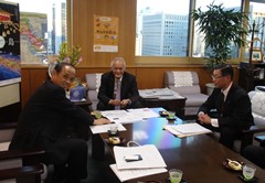 大森雅夫岡山市長は環境省を訪れ、山本公一環境大臣と懇談しました。の画像