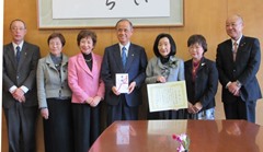 岡山市連合婦人会からの心豊かな岡山っ子応援団に対する寄附金贈呈式の画像