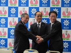 岡山市における町内会への加入促進に関する協定書締結式の様子