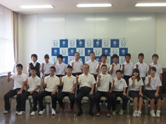 第23回全国中学生空手道選手権大会に出場する選手・関係者の表敬の様子