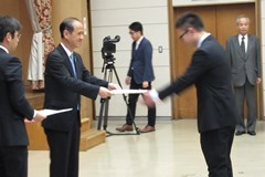 平成29年度岡山市(市長事務部局)新規採用職員辞令交付式の画像