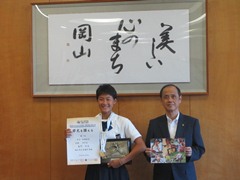 平成27年度全国中学校体育大会(陸上競技)における優勝者等の来訪の様子