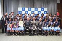 「第35回全国高等学校女子ソフトボール選抜大会」で優勝した「創志学園高等学校女子ソフトボール部」選手・関係者　来訪の画像