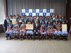 「平成29年度全国高等学校総合体育大会」で優勝した「創志学園高等学校女子ソフトボール部」の選手　来訪の様子