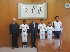 「日本小学生国際親善ソフトボール団」オーストラリア遠征の代表に選ばれた「岡山少年ソフトボールクラブ」の3選手・関係者の表敬の様子