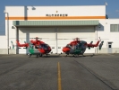 格納庫と消防ヘリコプター