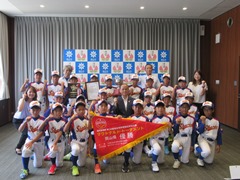 「高円宮賜杯　第39回全日本学童軟式野球大会」に出場する庭瀬シャークスの選手・関係者　来訪の様子