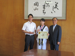 選手と並ぶ大森雅夫岡山市長