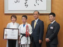 選手と並ぶ大森雅夫岡山市長