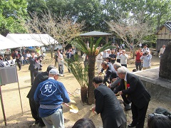 植樹を行う大森雅夫岡山市長