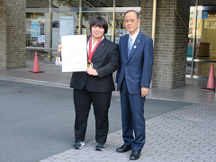 選手と並ぶ大森雅夫岡山市長